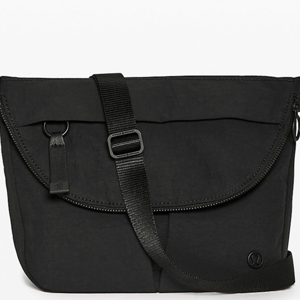 Lululemon medium sized shoulder bag
